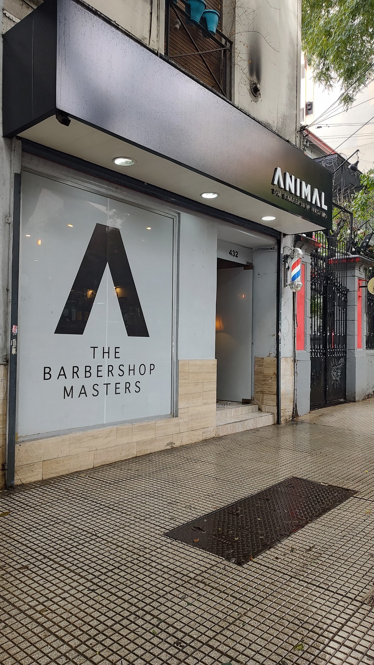Detalle de herramientas de barbería profesional sobre mesada de madera oscura