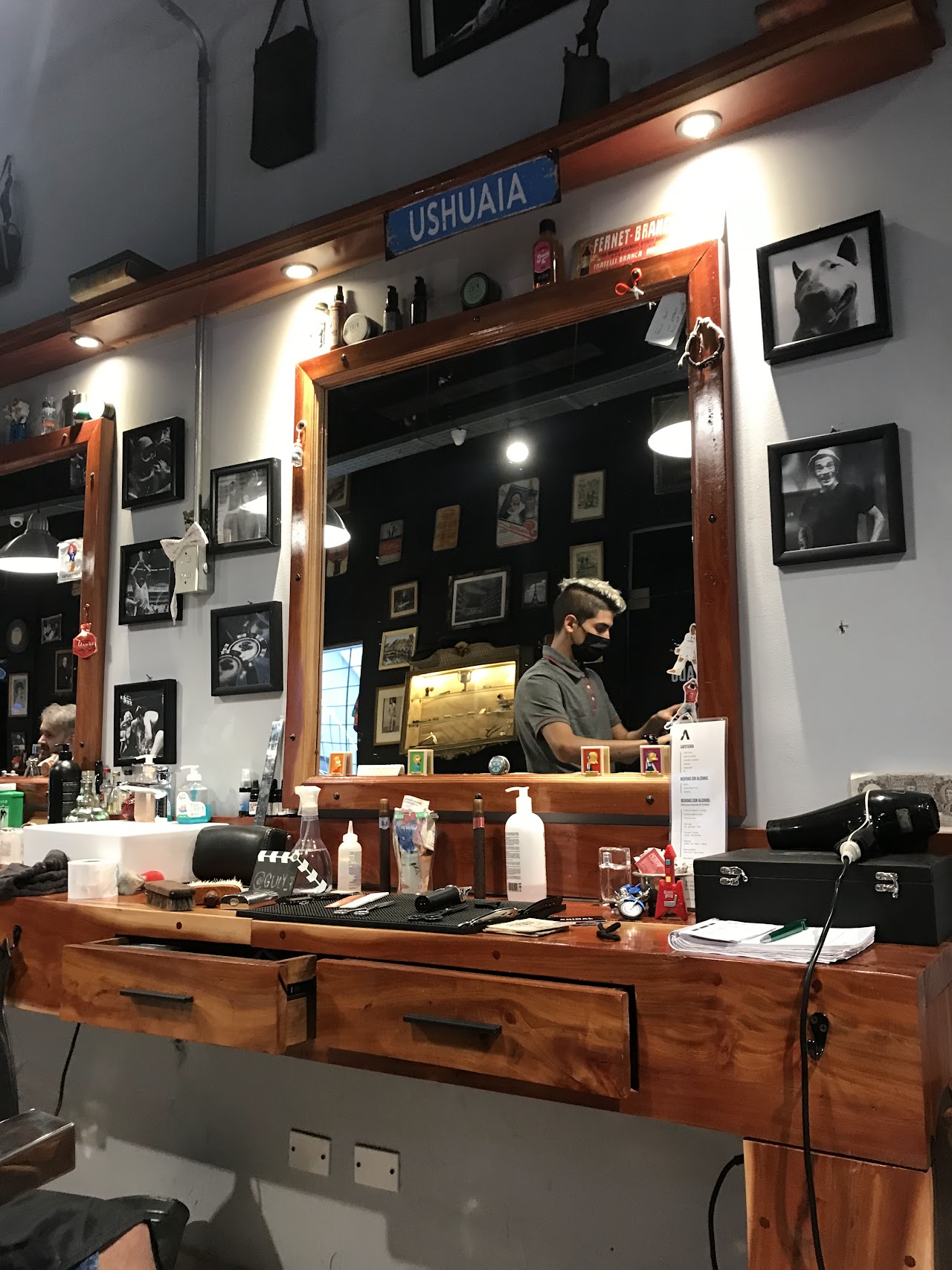 Primer plano de barbero trabajando detalladamente en el perfilado de una barba masculina